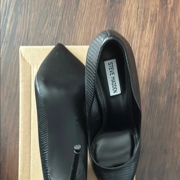 Steve Madden Black Heels Classic Pointed-Toe Pumps - Picture 3 of 4
